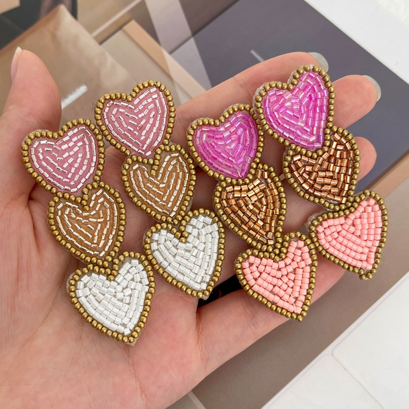 Pendientes De Corazón Con Cuentas De Arroz En Contraste
