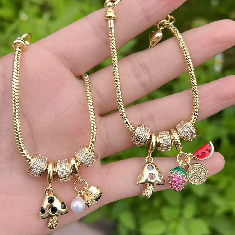 Pulsera De Cobre Bañada En Oro Con Diamantes Forma De Hongo Y Flor De Fresa