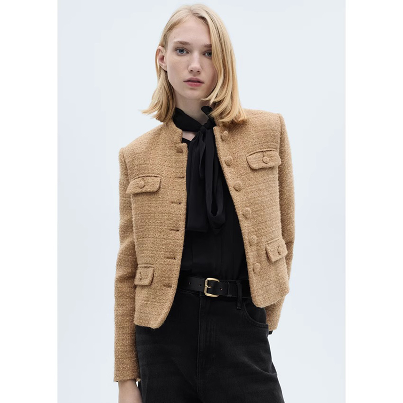 Chaqueta De Poliéster Texturizada Con Cuello Alto Y Botones