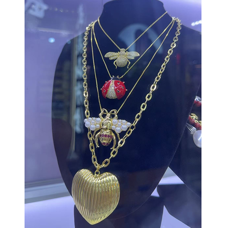 A3 Gold-plated Copper And Diamond Pearl Insect Necklace