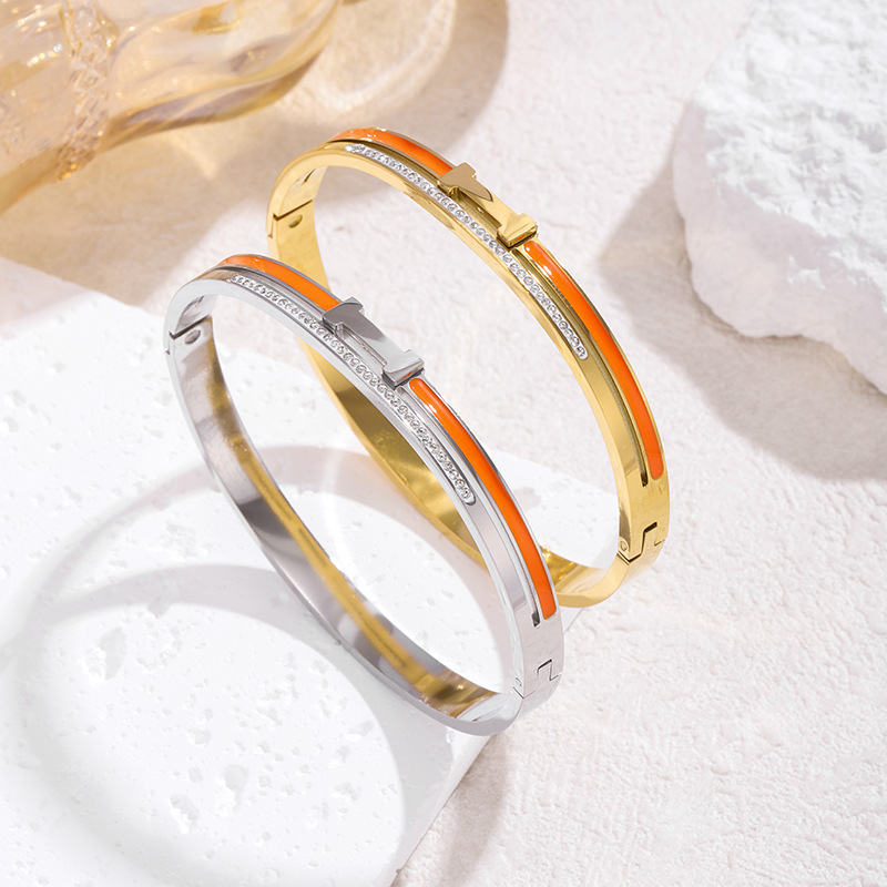 Pulsera Redonda De Acero De Titanio Con Diamantes.