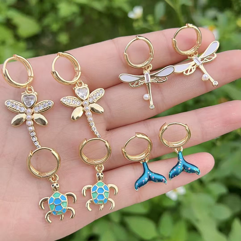 Pendientes De Tortuga Con Cola De Pez Libélula Y Diamantes En Oro Y Cobre.