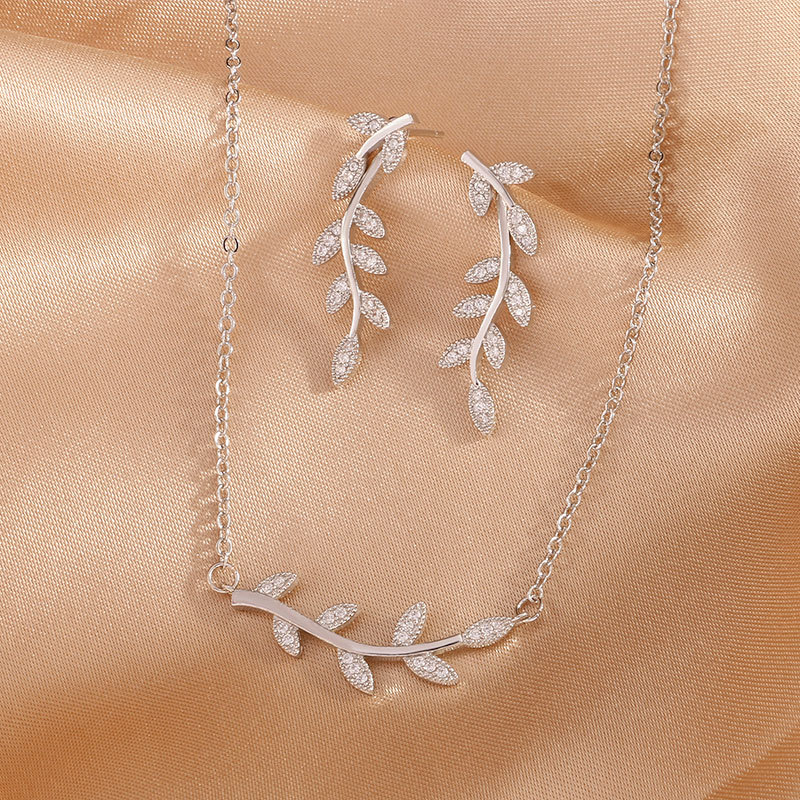 Conjunto De Collar Y Pendientes Con Hojas De Cobre Y Diamantes