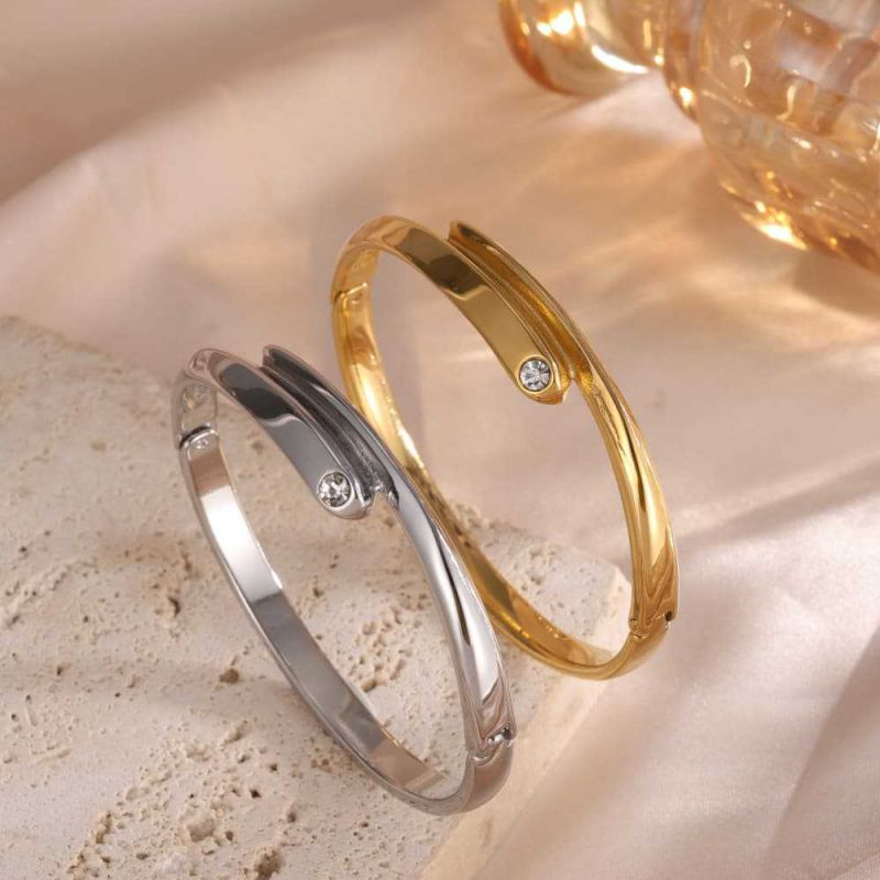 Pulsera Redonda De Acero Inoxidable Con Circonitas.