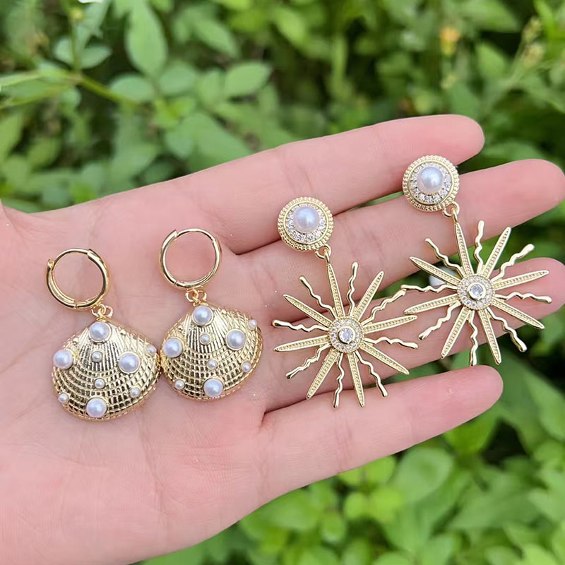Pendientes De Sol De Cobre Bañados En Oro Y Diamantes