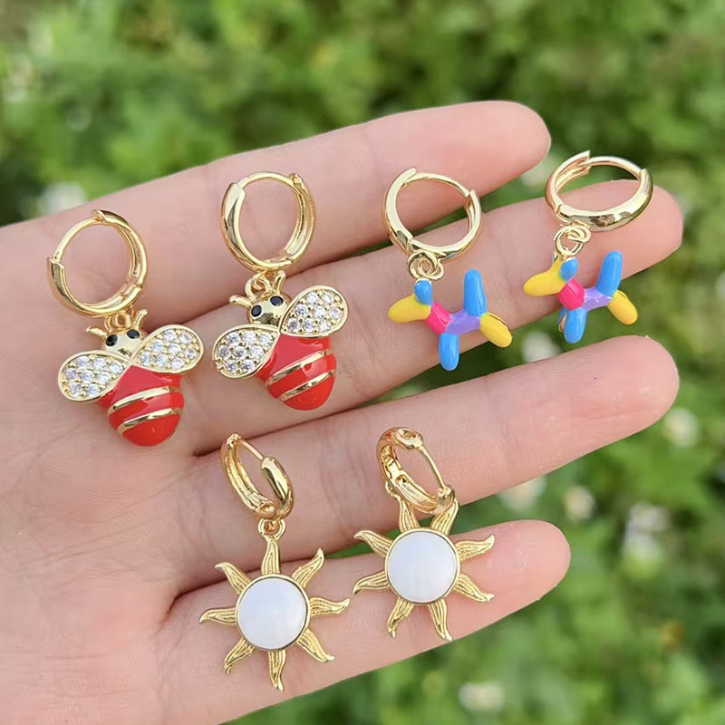 Pendientes De Cobre Bañados En Oro Con Forma De Abeja Globo Perro Y Sol Con Diamantes