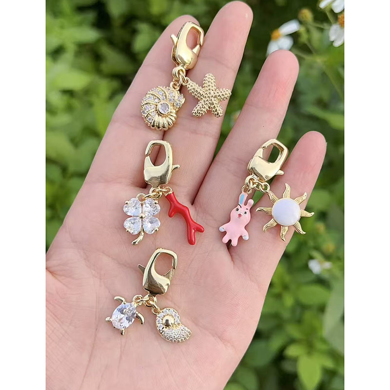 Colgante De Cobre Bañado En Oro Con Forma De Caracola Estrella De Mar Trébol De La Suerte Sol Y Tortuga Con Diamantes (sin Cadena)