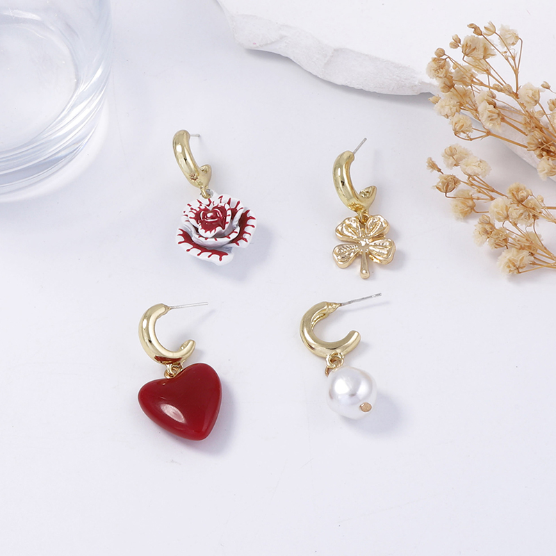 Conjunto De Pendientes De Flor De Perla Con Corazón De Metal