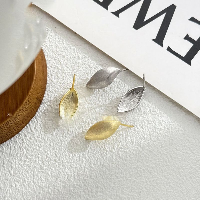 Pendientes De Hoja De Plata Cepillada Con Diamantes