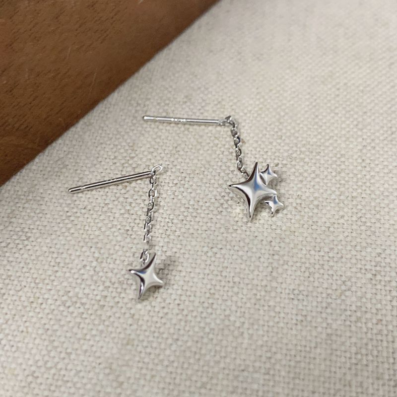 Pendientes De Estrella Asimétrica De Cuatro Puntas De Plata Y Diamantes