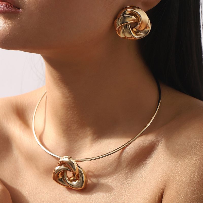 Conjunto De Pendientes Con Collar Triangular De Aleación
