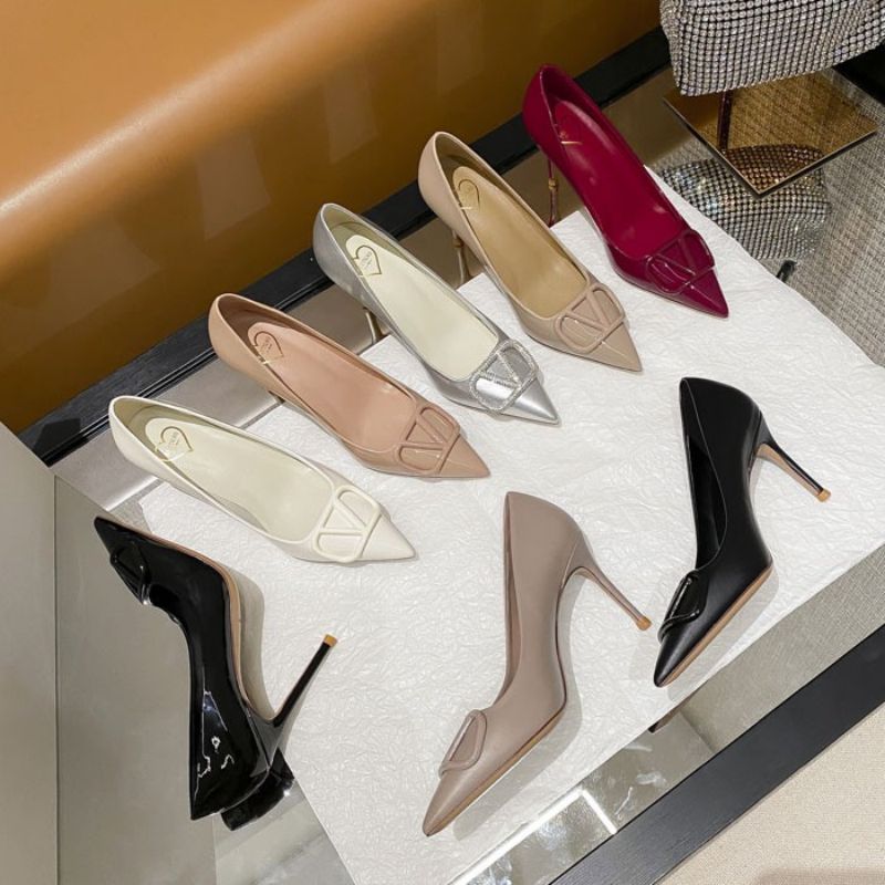 Tacones Altos Puntiagudos Con Hebilla En V De Charol