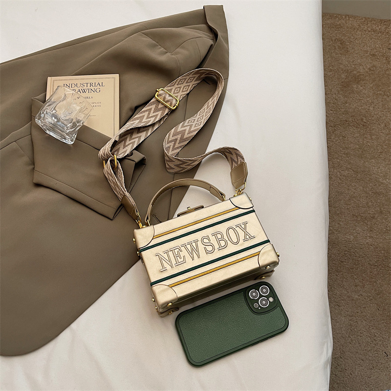 Bolso Bandolera Ancho Con Letras Bordadas
