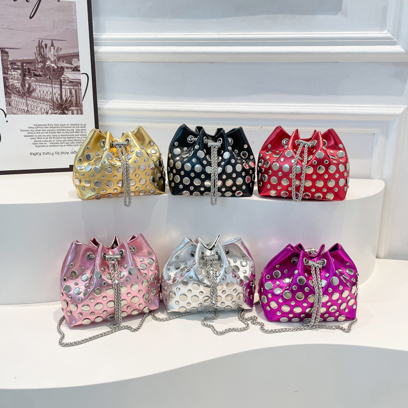 Bolso Bandolera De Pu Con Remaches En Los Puños
