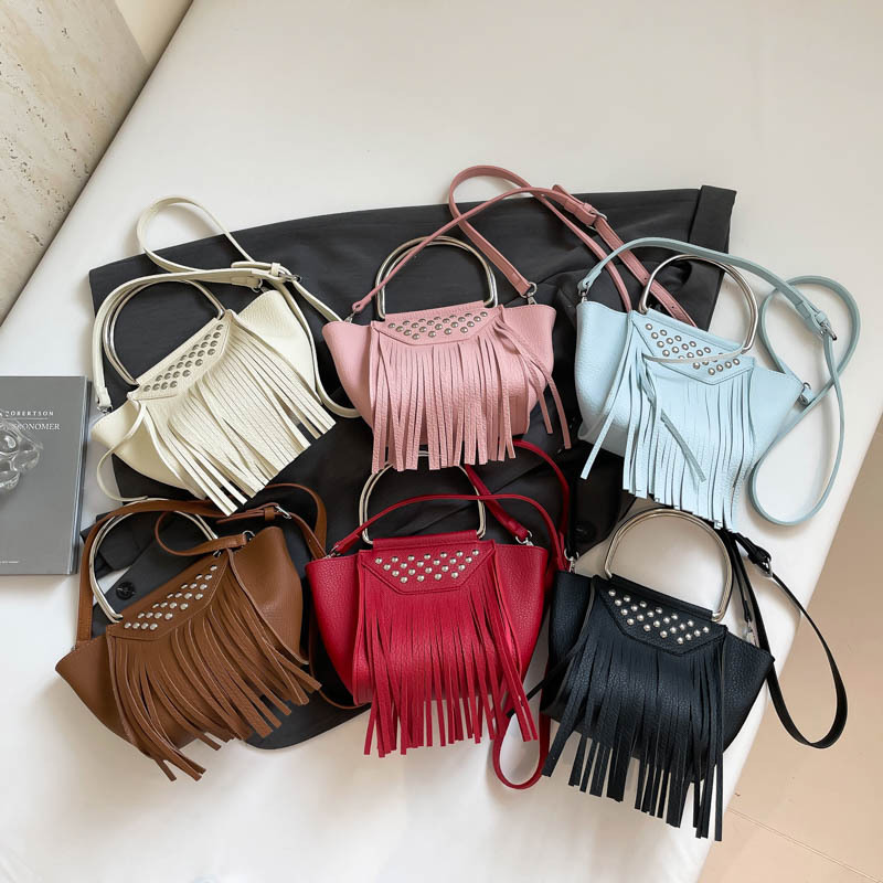 Bolso Bandolera Con Borlas Y Remaches De Pu