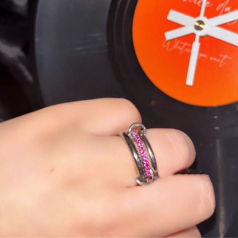 Anillo Redondo De Acero De Titanio Con Diamantes.