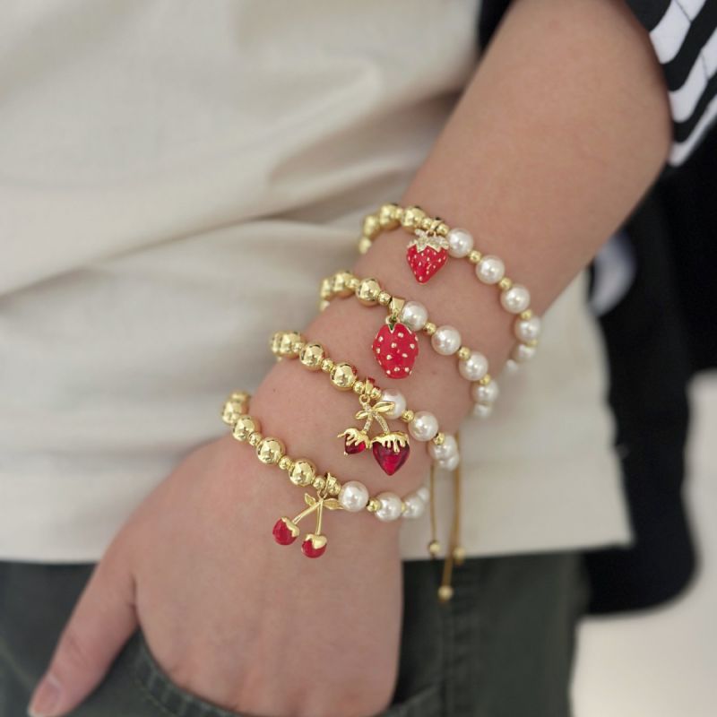 Pulsera De Cobre Bañada En Oro Con Perlas Y Diamantes Con Diseño De Fresa Y Cereza.