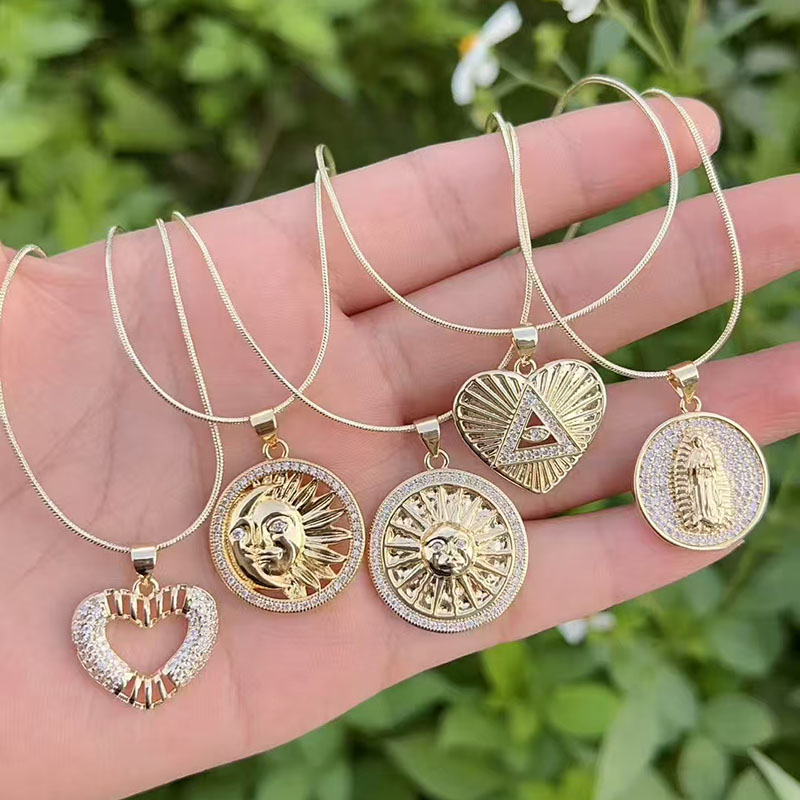 Collar De Sol En Forma De Corazón Con Diamantes Bañados En Oro Y Cobre.