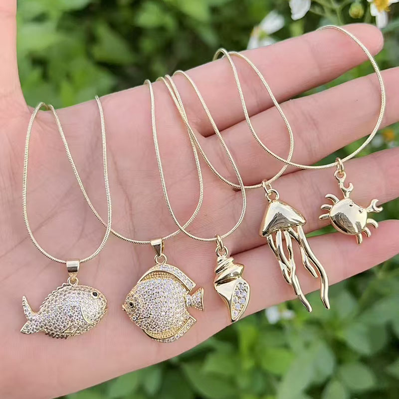 Collar De Diamantes Bañado En Oro Y Cobre Con Pequeños Peces Caracolas Y Cangrejos.