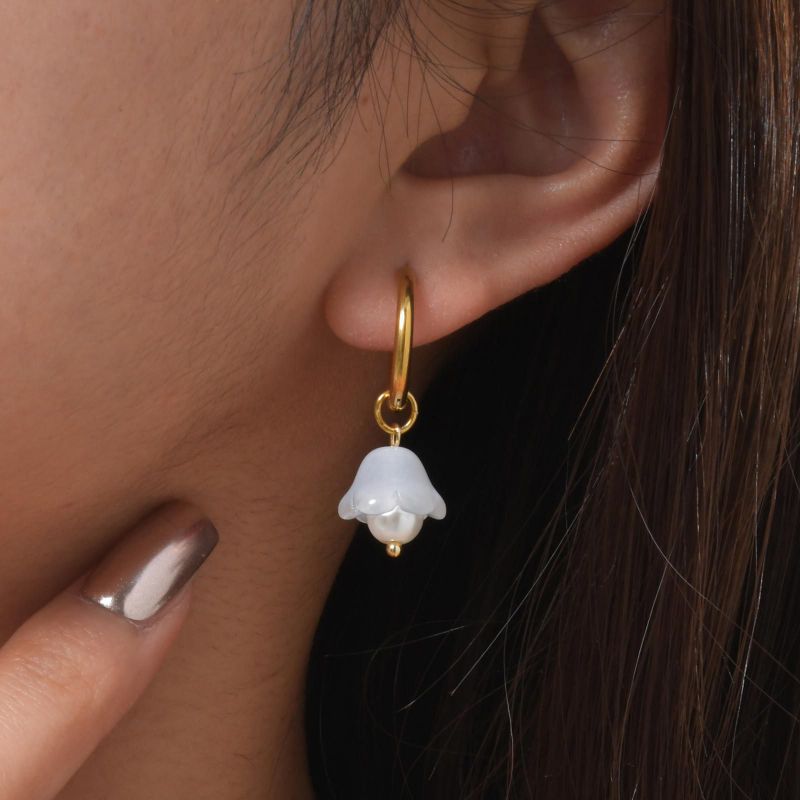 Pendientes De Acero Inoxidable Con Forma De Lirio De Los Valles Y Cristal.