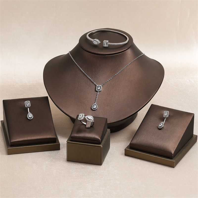 Conjunto De Collar Pendientes Anillo Y Pulsera Con Diamantes De Cobre Y Forma Cuadrada