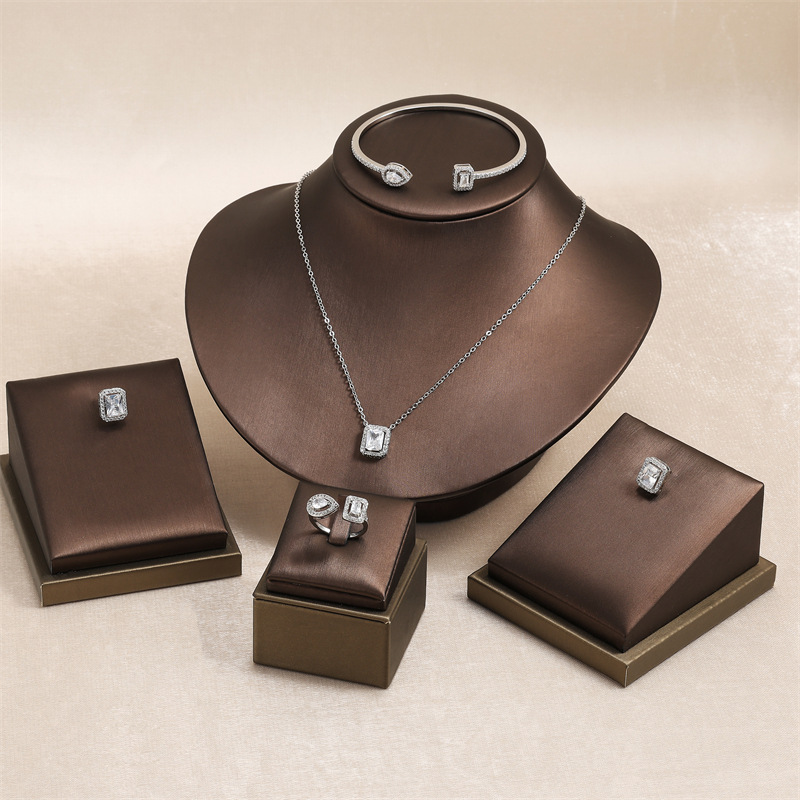 Conjunto De Collar Pulsera Anillo Y Pendientes Con Forma De Lágrima Cuadrada De Diamantes De Cobre