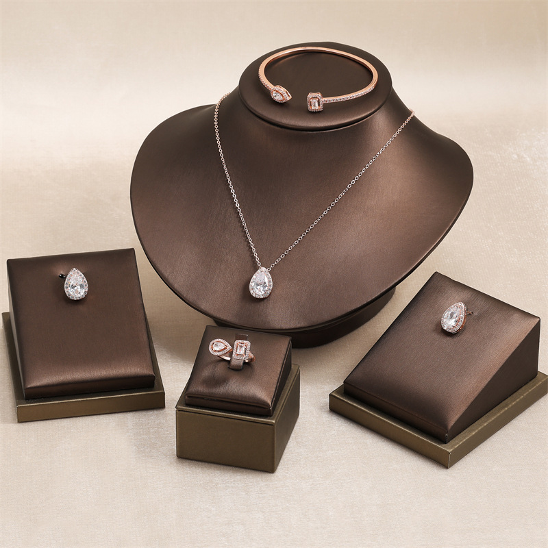 Conjunto De Collar Pendientes Y Anillo Con Diamantes De Cobre