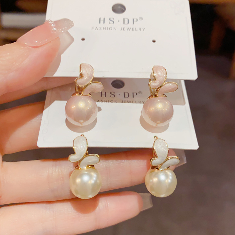 Pendientes De Mariposa Con Perla Y Gotas De Aceite De Cobre