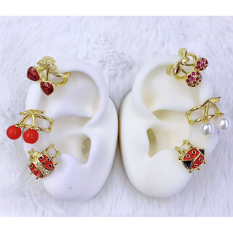 Clip Para Oreja De Insecto Con Forma De Cereza De Cobre Bañado En Oro Y Incrustado Con Diamantes [pieza Única]