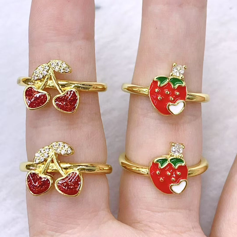 Anillo De Cobre Bañado En Oro Con Cereza Y Fresa Y Diamantes.