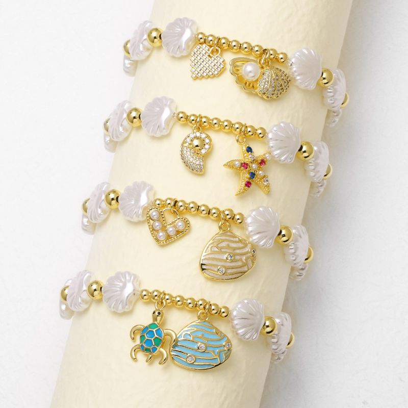 Pulsera De Cobre Bañada En Oro Con Cuentas De Concha Corazón Y Estrella De Mar
