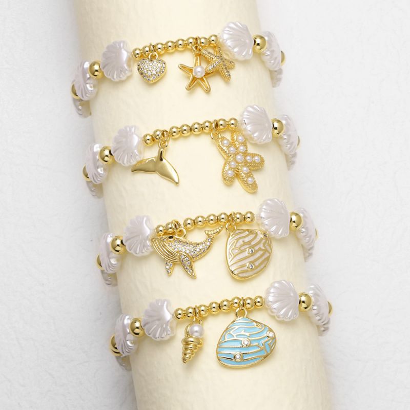 Pulsera De Cobre Bañada En Oro Con Cuentas De Concha Delfín Y Estrella De Mar
