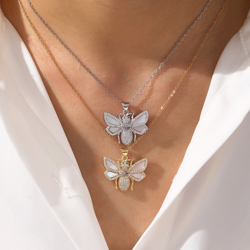 Collar De Abeja Con Concha De Circonita Y Incrustaciones De Acero De Titanio