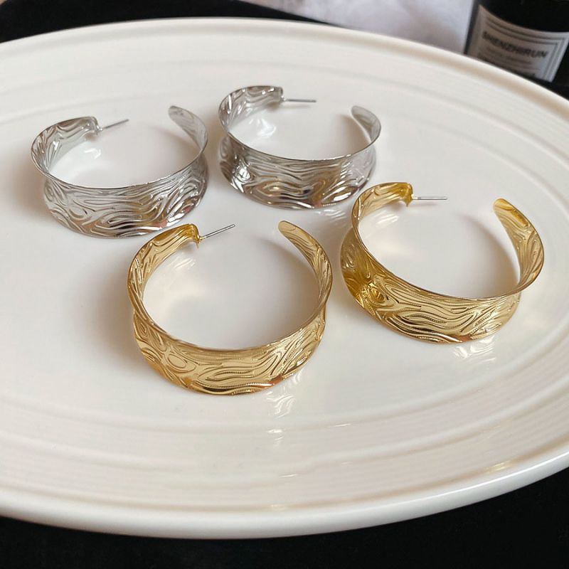 Pendientes En Forma De C Con Patrón Circular