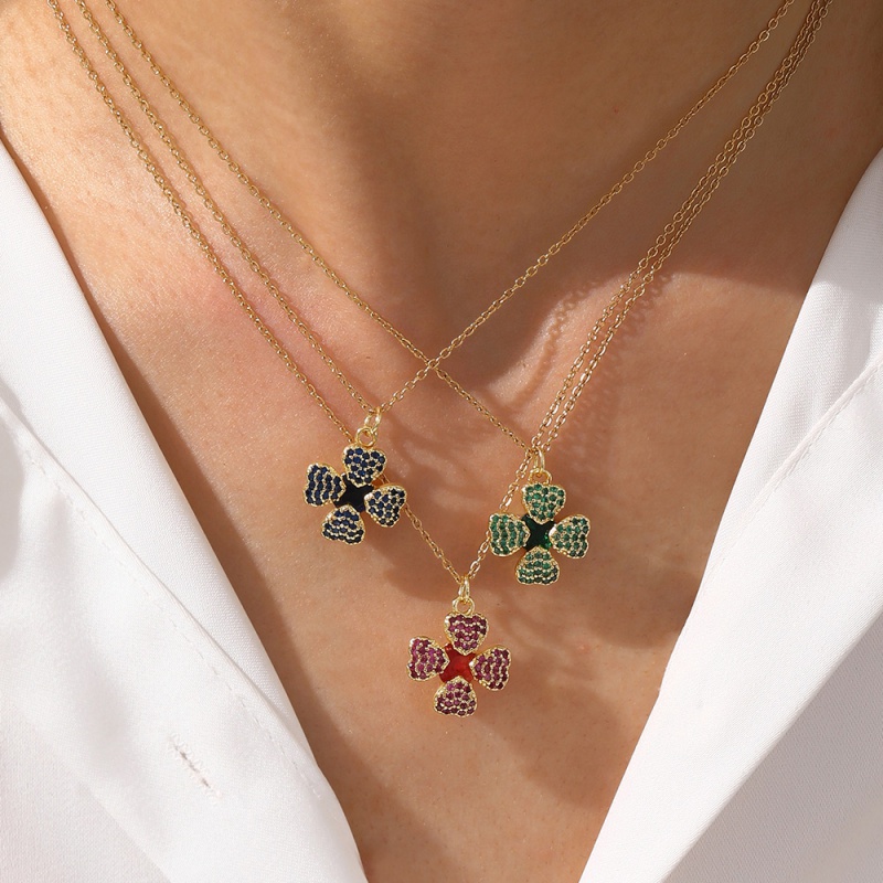 White Titanium Steel Inlaid Zirconium Lucky Clover Necklace