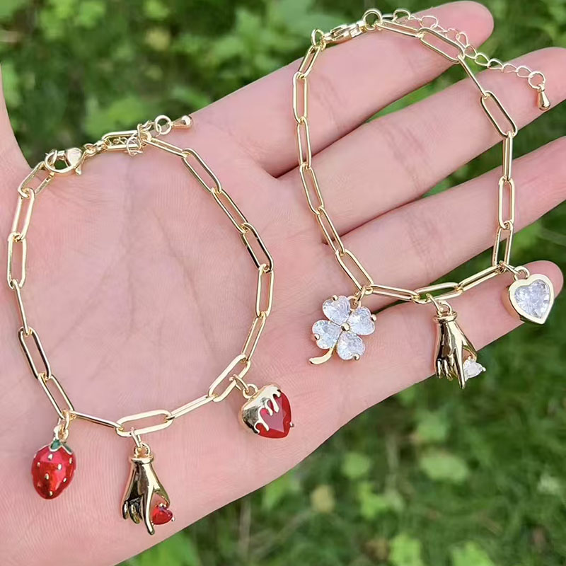 Pulsera De Cobre Con Forma De Corazón De Diamantes Y Pétalos De Fresa