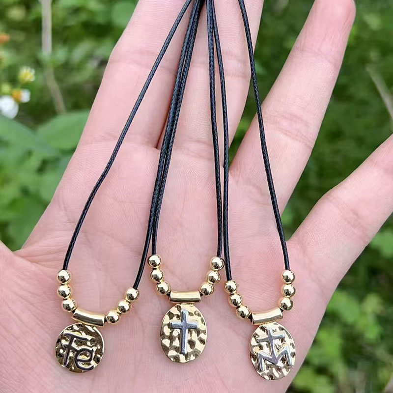 Collar De Cobre Con Cruz Y Letras Geométricas Con Cuentas
