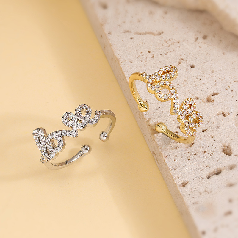 Anillo De Cobre Con Letras De Diamantes