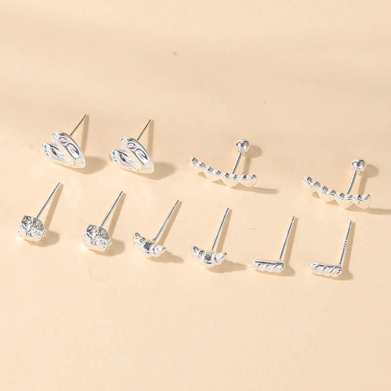 Pendientes Geométricos Con Nudo De Lejía Y Croissant De Corazón De Plata