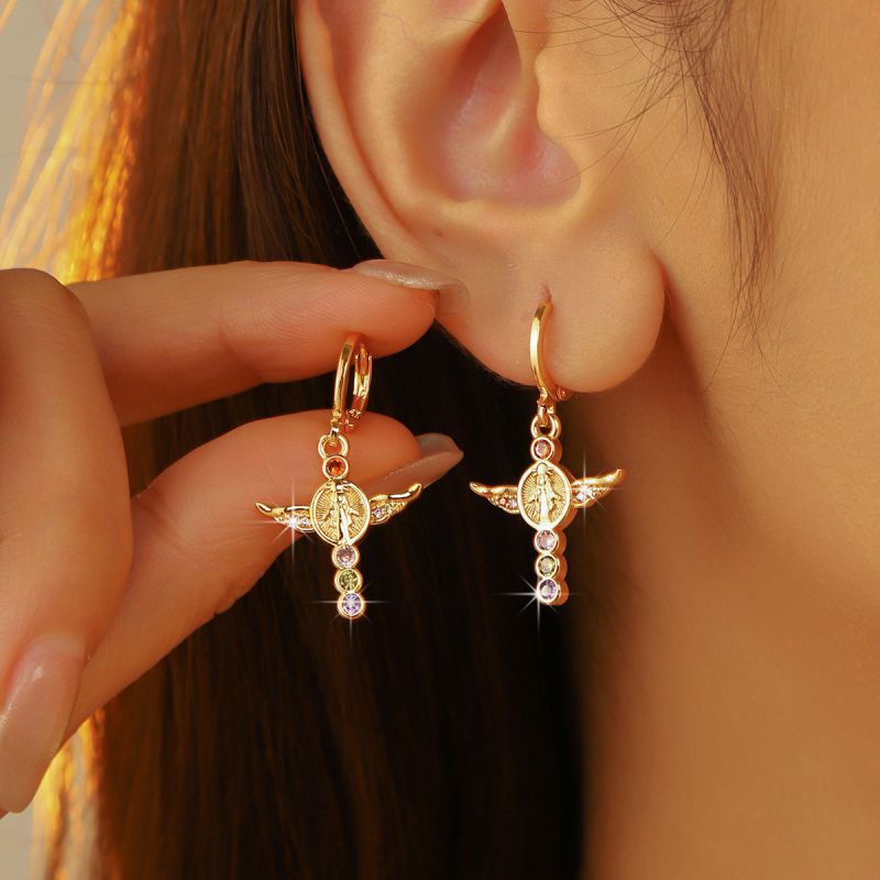Pendientes De Aro Ovalados De Metal Con Diamantes