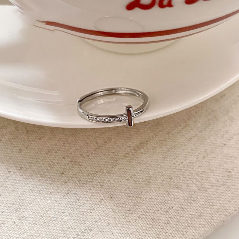 Anillo De Plata Con Diamantes Redondos