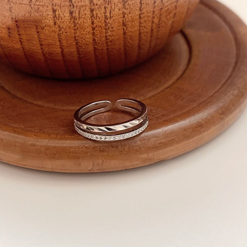 Anillo Doble Tallado En Plata