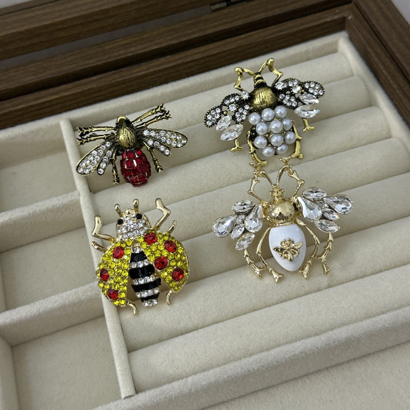 Anillo De Aleación Con Diamantes E Insectos
