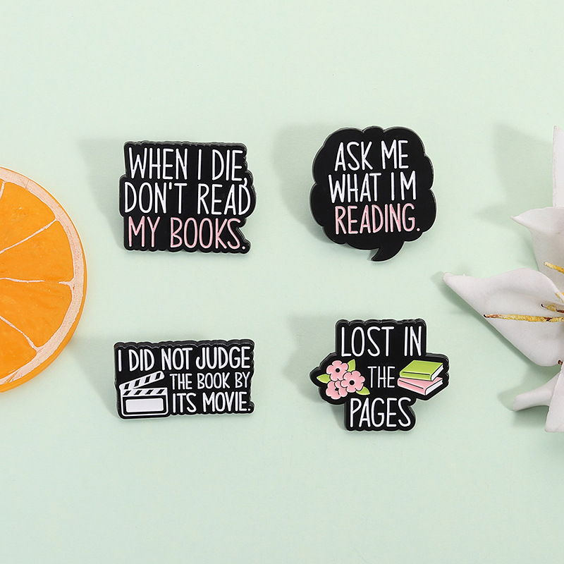 Broche Con Letras En Inglés Y Citas De Dibujos Animados