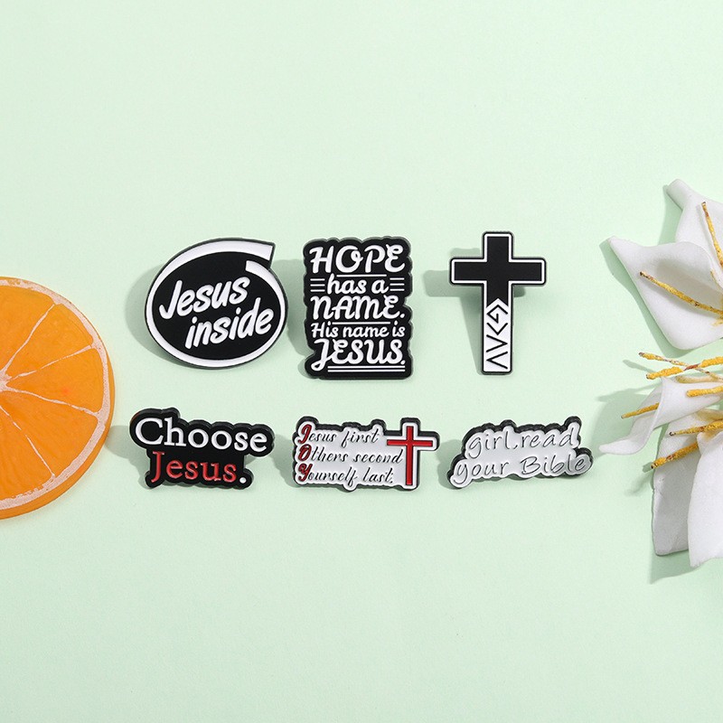 Broche De Cruz Con Letras De Aleación