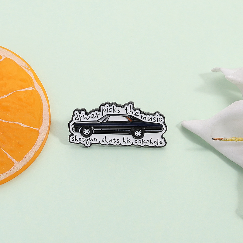 Broche Con Letra De Coche De Dibujos Animados