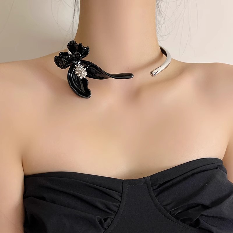 Reddish Brown Metal Fleur-de-lis Choker