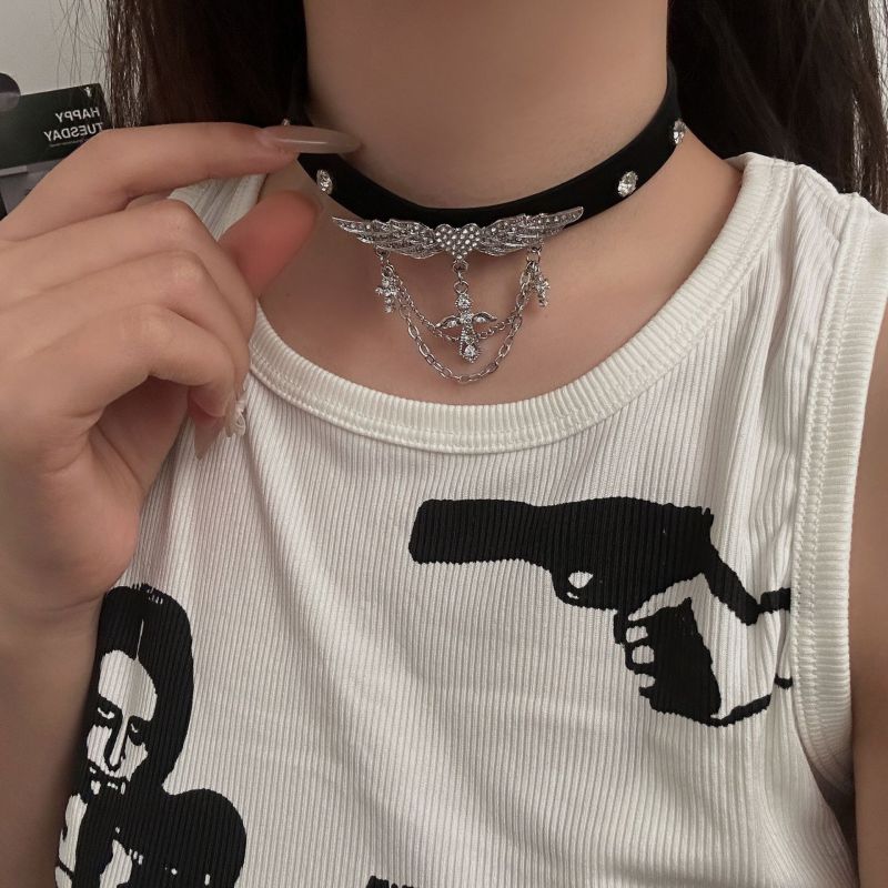 Collar De Alas De Corazón De Cuero Y Diamantes