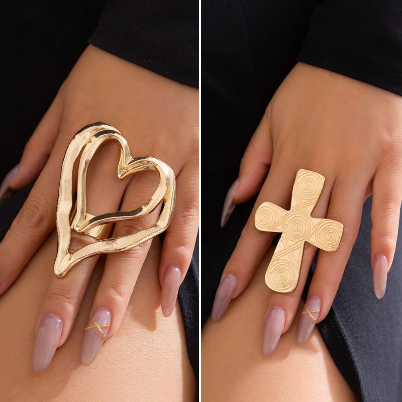 Anillo De Corazón Con Patrón De Aleación