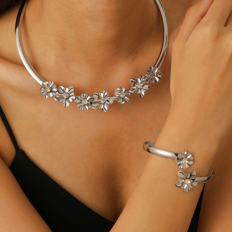 Pulsera De Aleación Con Flores De Diamantes